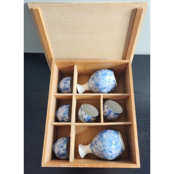 Vintage Sake Tea Set Blue Flowers Cobalt Blue Porcelain 5 Cups 2 Bottles w/ Case - Picture 3 of 11